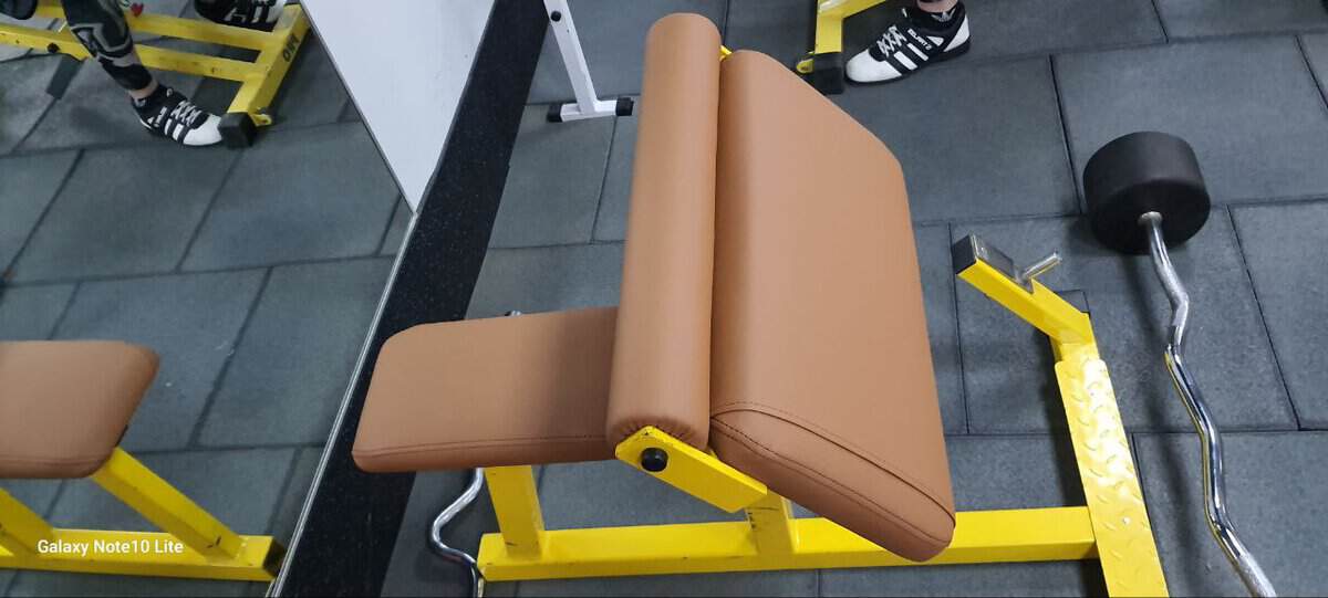 Neu bezogene Polsterung an einem Bauchtrainer mit hochwertigem Bezugsmaterial