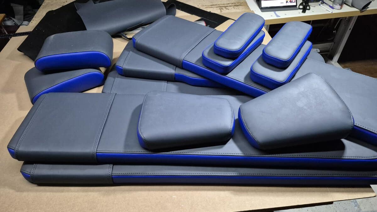 Maßgefertigte Fitnessgeräte Polster in Schwarz und Blau für Kraftgeräte und Trainingsgeräte