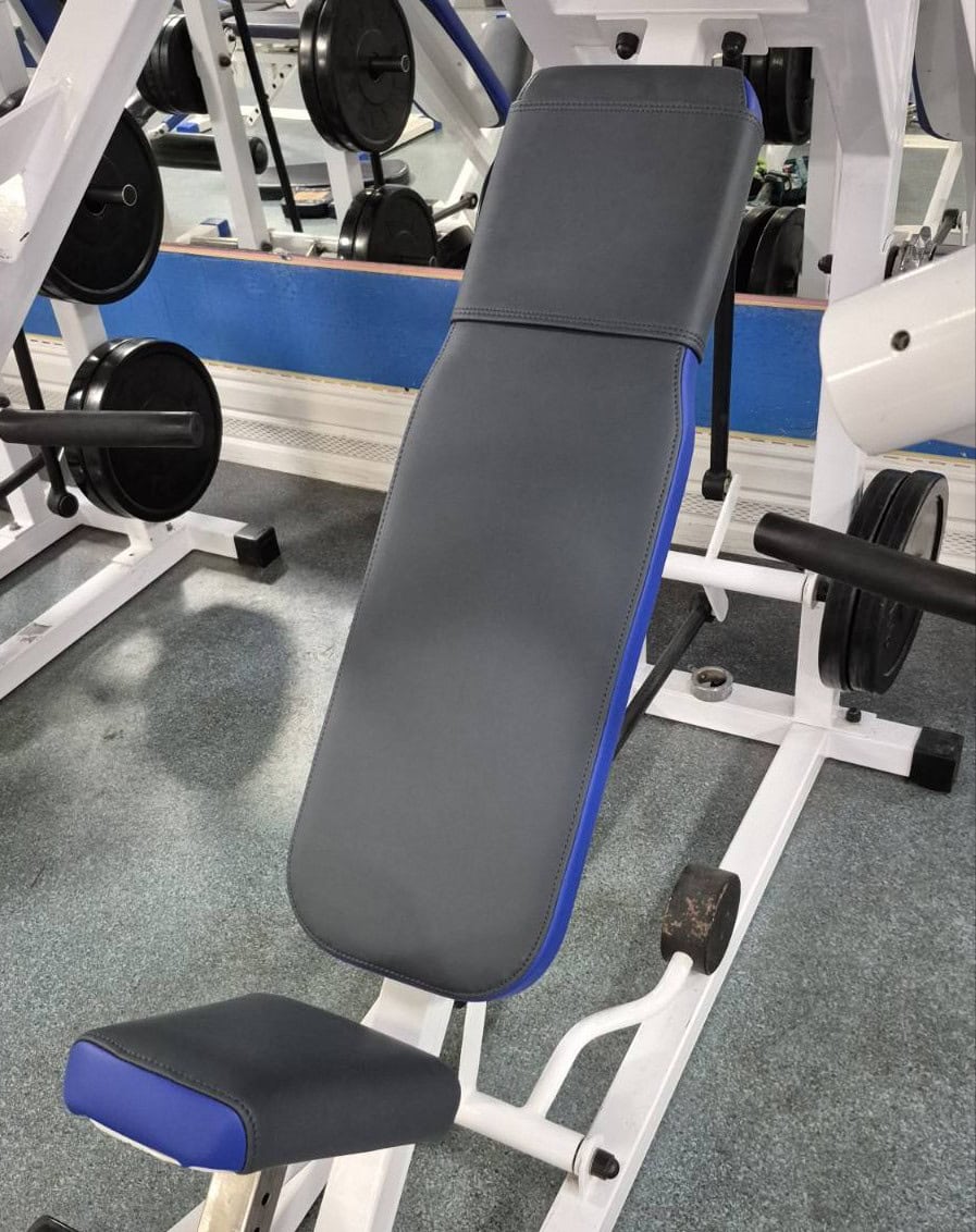 Professionell neu bezogenes Sitz- und Rückenpolster an einer Schrägbank im Fitnessstudio